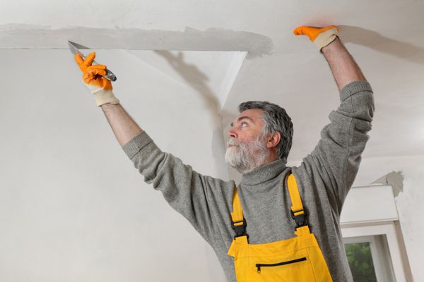 کارگر تعمیر گچ در سقف