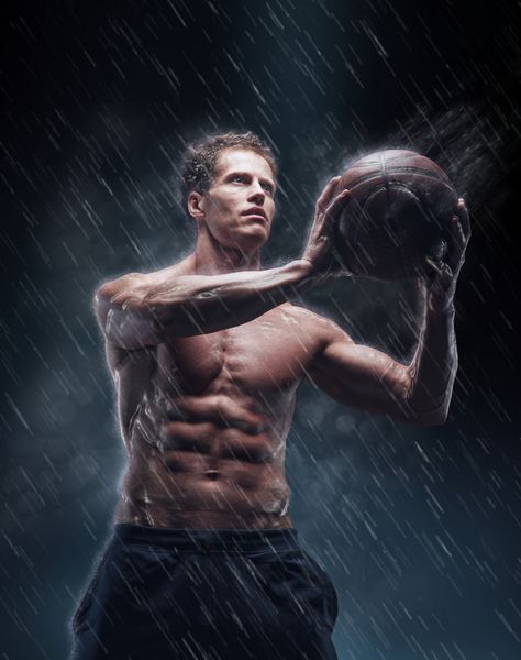 بسکتبالیست بدون پیراهن زیر قطرات باران