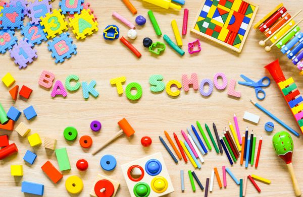 اسباب بازی و لوازم التحریر برای بچه ها برای بازی و یادگیری مفهوم بازگشت به مدرسه