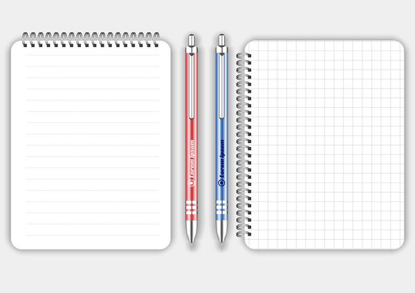 دفترچه یادداشت مارپیچی مربع و خط‌دار واقع‌گرایانه خالی با خودکار قرمز و آبی جدا شده روی وکتور سفید ماکت نمایش برای هویت سازمانی و اشیاء تبلیغاتی