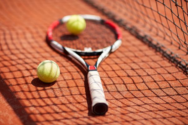 نمای نزدیک از تجهیزات ورزشی برای تنیس