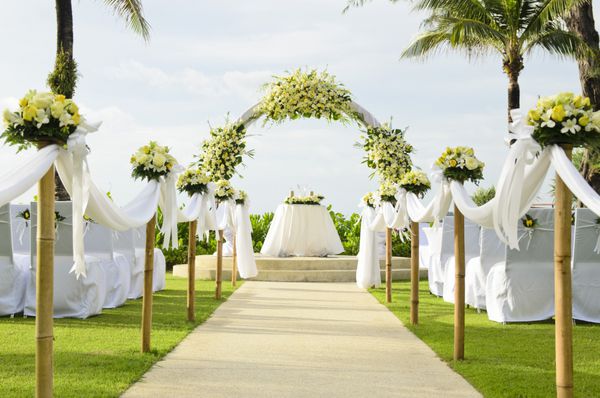 عروسی در باغ داخل ساحل برپا شده است