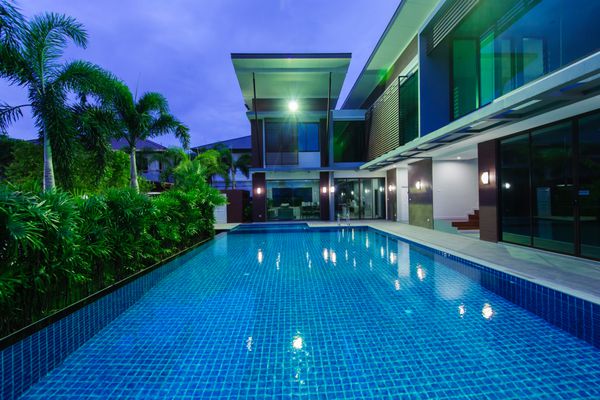 خانه مدرن با استخر شنا در شب