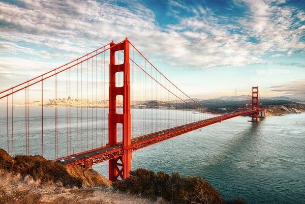 پل معروف دروازه طلایی سان فرانسیسکو در شب ایالات متحده آمریکا