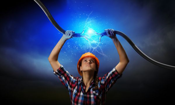 تصویر زنی که کابل برق را بالای سر گرفته است