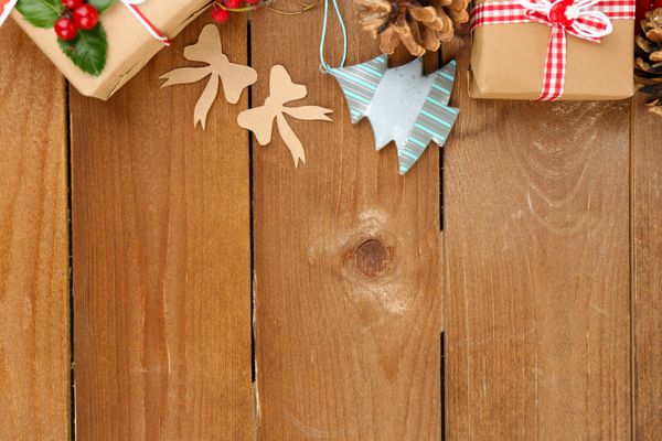 ترکیب زیبای کریسمس با هدایای دست ساز در زمینه چوبی