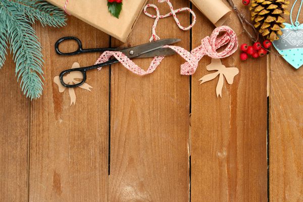 ترکیب زیبای کریسمس با هدیه دست ساز در زمینه چوبی