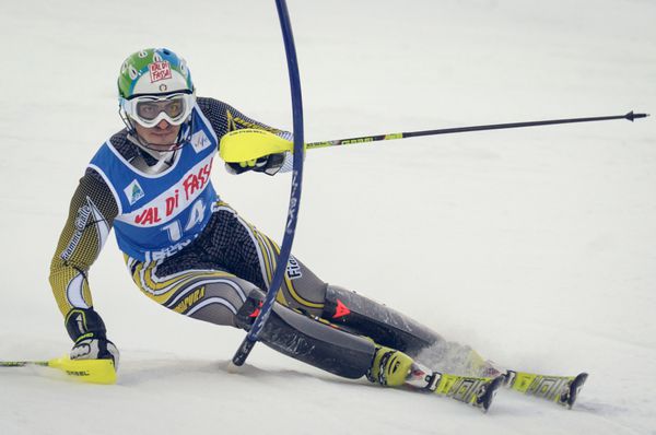 پوزا دی فاسا ایتالیا - 30 دسامبر شرکت کننده ناشناس اسکی r در مسابقات قهرمانی اسلالوم ایتالیا در 30 دسامبر 2012 پوزا دی فاسا ایتالیا اجرا می کند