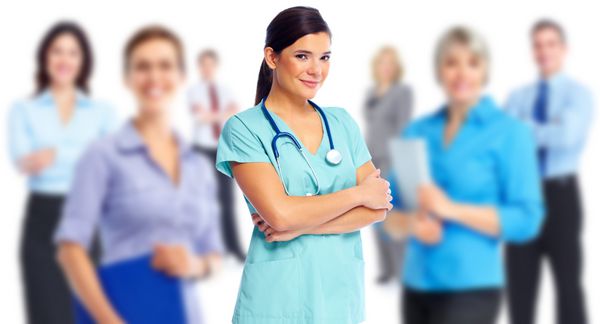 زن پزشک در زمینه مراقبت های بهداشتی