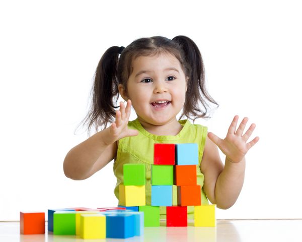 بلوک های چوبی اسباب بازی دختر کودک نوپا جدا شده است