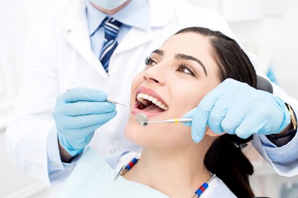 بیمار زن جوان تحت مراقبت های دندانی