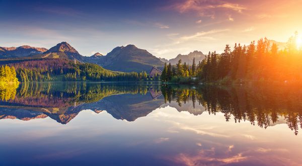 دریاچه کوهستانی فوق العاده در پارک ملی مرتفع تاترا مناظر دراماتیک strbske pleso اسلواکی اروپا دنیای زیبایی افکت نرم فیلتر شده و قدیمی تونینگ اینستاگرام اثر نوردهی دوگانه