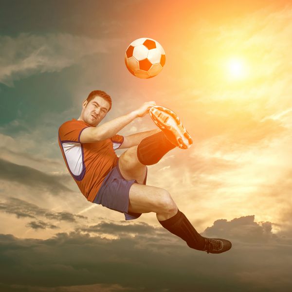 بازیکن فوتبال با توپ در فضای باز