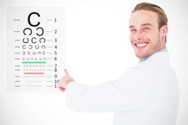 بینایی‌شناس خندان تست چشم اشاره در برابر تست چشم