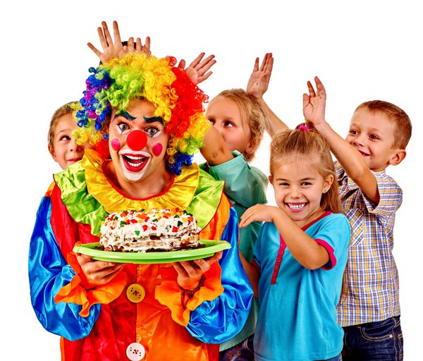 دلقک با کلاه گیس و لباس و کیک در دست در تولد با بچه های گروه جدا شده