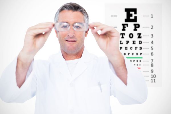 بینایی‌شناس در عینک نگهدارنده در برابر تست چشم