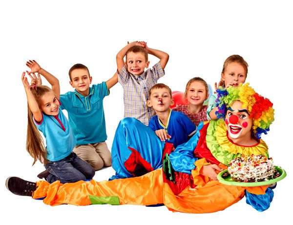 دلقک کیک در دست تولد با بچه های شاد گروهی جدا شده