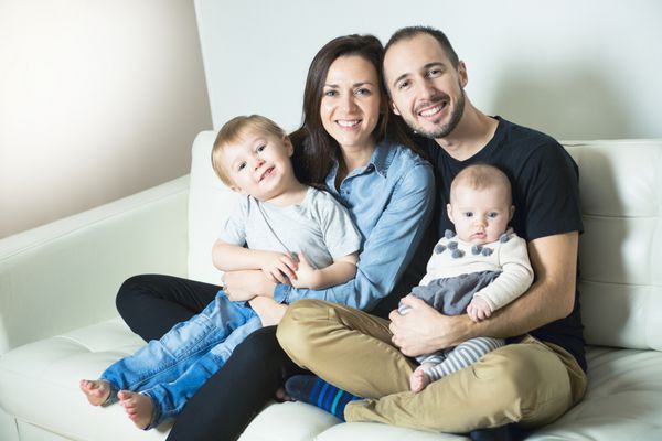 یک خانواده شاد جوان با دو فرزند در خانه