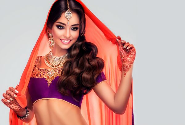 پرتره دختر زیبای هندی مدل زن جوان هندو با جواهرات مهندی و کوندان تاتو لباس سنتی هندی lehenga choli