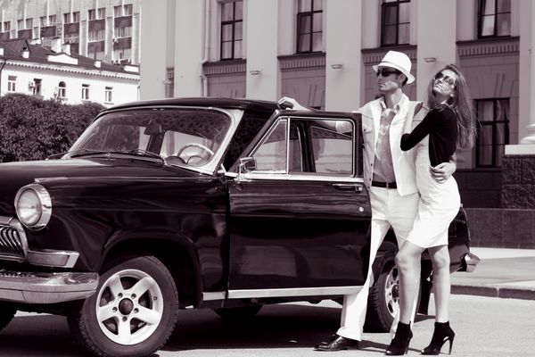 یک زوج جوان با یک ماشین رترو