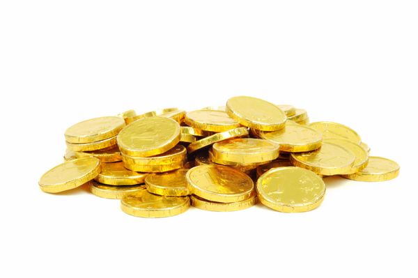 سکه های طلای یک یورویی جدا شده روی سفید