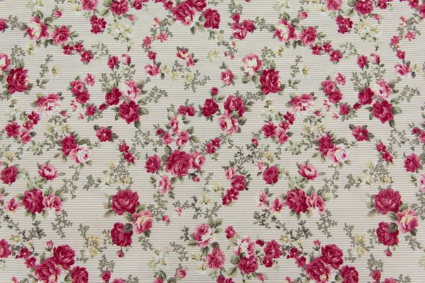 قطعه ای از الگوی نساجی ملیله رترو رنگارنگ با تزئینات گلدار که به عنوان پس زمینه مفید است