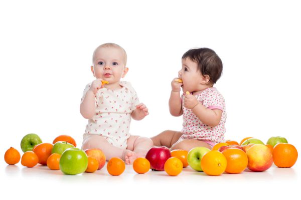 میوه خوردن نوزادان
