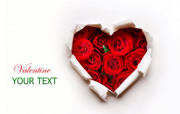 طراحی هنری قلب قلب کاغذی با دسته گل رز قرمز طراحی کارت پستال یا کارت دعوت سوراخ شکل قلب از طریق کاغذ با گل رز در داخل