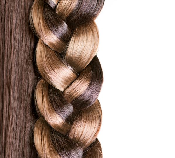 مدل موی بافتنی موهای بلند قهوه ای از نزدیک حاشیه موهای سالم جدا شده در پس زمینه سفید