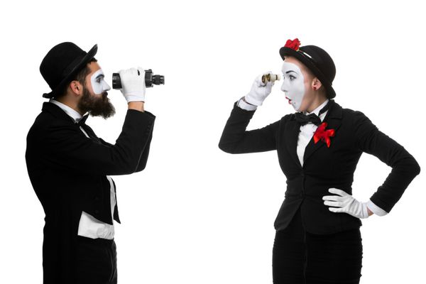 دو میم به عنوان افراد تجاری که از طریق دوربین دوچشمی به یکدیگر نگاه می کنند