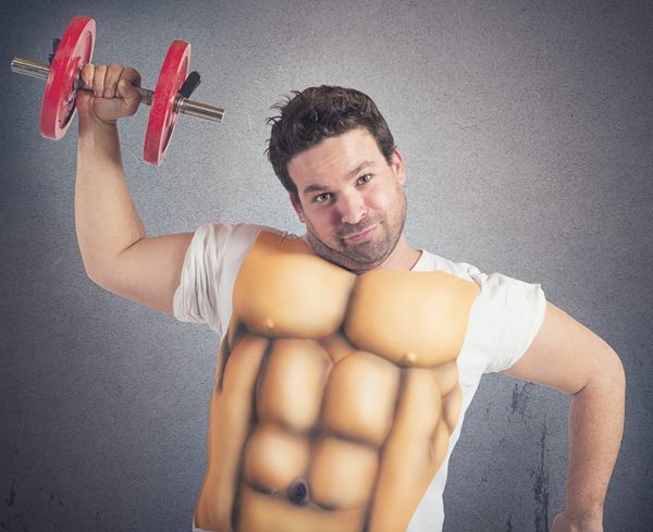 مرد چاق کنایه ای با عضلات شکم ورزش می کند