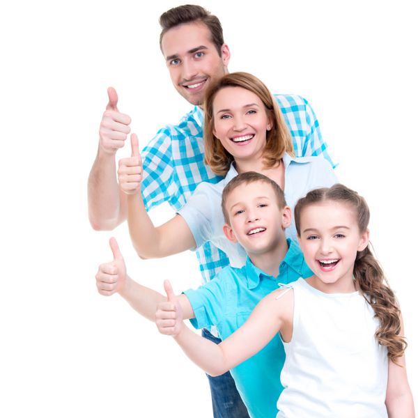 پرتره خانواده خوشبخت اروپایی با بچه ها علامت شست بالا را نشان می دهد - جدا شده در پس زمینه سفید