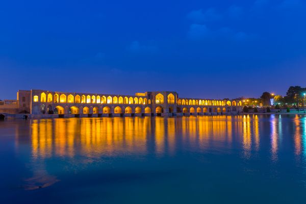 اصفهان ایران - 28 آوریل 2015 افراد ناشناس در حال استراحت در پل باستانی خواجو پل خواجو در اصفهان ایران