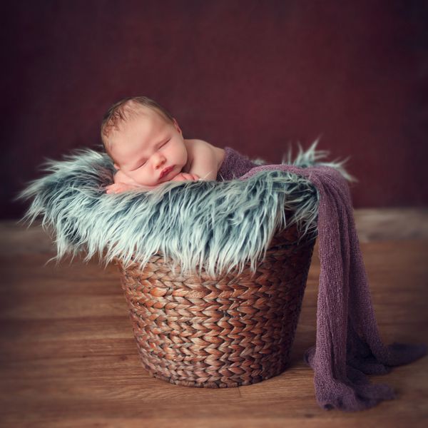 خوابیدن نوزاد تازه متولد شده در یک سبد