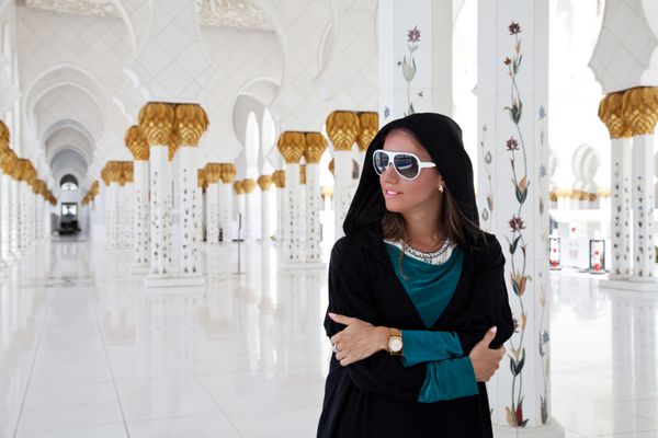 زن زیبا در مسجد جامع در ابوظبی مسافرت رفتن پرتره مد زیبایی