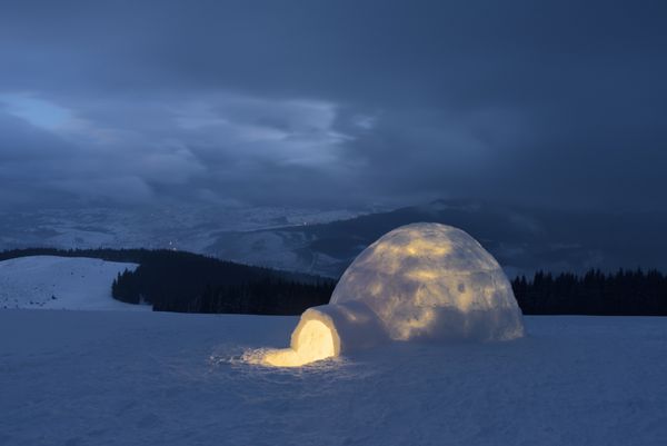 ایگلو برفی زمستان در کوهستان منظره عصرگاهی با سرپناهی برای گردشگران افراطی ماجراجویی در فضای باز