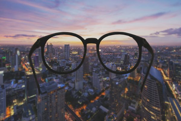 عینک با دید واضح از منظره شهری در شب متمرکز شده است