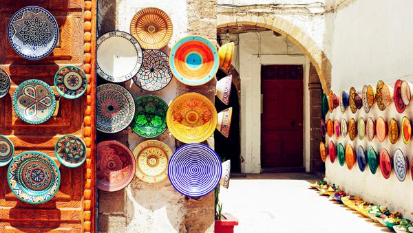 بشقاب های تزئین شده رنگارنگ و دست ساز سنتی عربی در بازار مراکش مراکش آفریقا