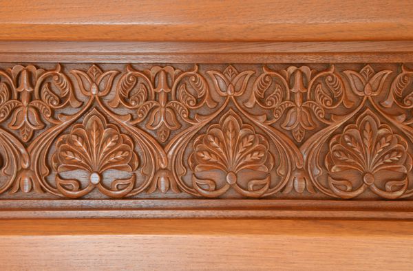طرح دقیق حکاکی شده بر چوب اسلامی طرح اسلیمی حک شده بر روی پانل چوبی