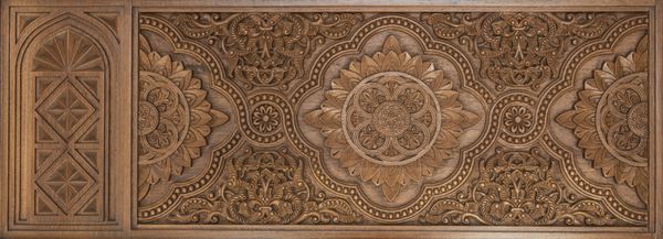 طراحی پیچیده اسلامی با چوب طرح اسلیمی حک شده بر روی پانل چوبی