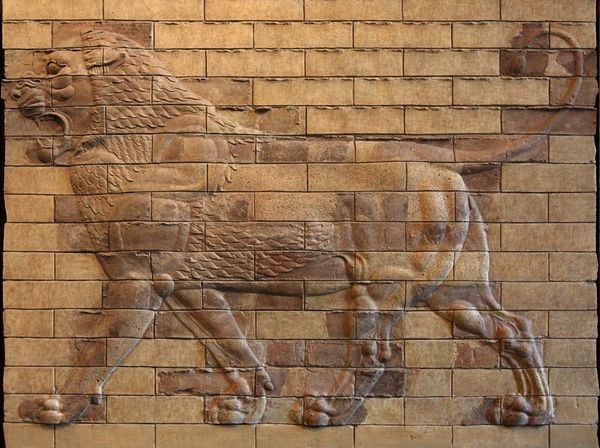 تابلوهای تزئینی باستانی از آجرهای سفالی قالبی با نقش برجسته شیر از خرابه های شوش ایران