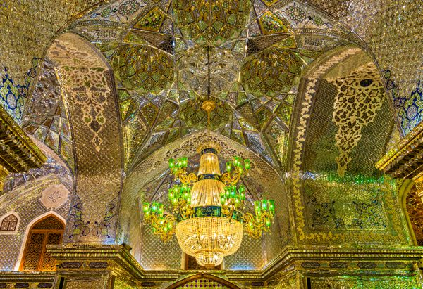 شیراز ایران - 4 ژانویه نمای داخلی مسجد شاه چراغ شیراز در تاریخ 4 ژانویه 2016