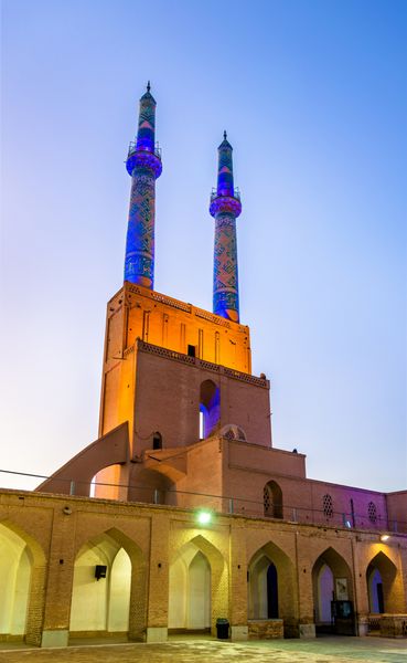 مسجد جامع یزد در ایران این مسجد توسط یک جفت مناره که بالاترین در ایران است تاج گذاری شده است