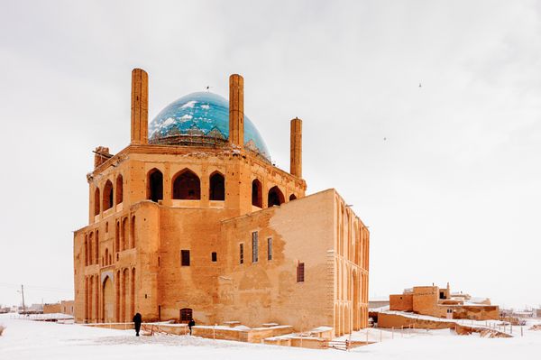 گنبد سلطانیه در زمستان روی برف بخش سلطانیه شهرستان ابهر استان زنجان ایران میراث جهانی یونسکو