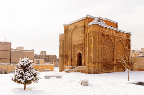 گنبد علویان در زمستان در همدان ایران میراث فرهنگی ایران