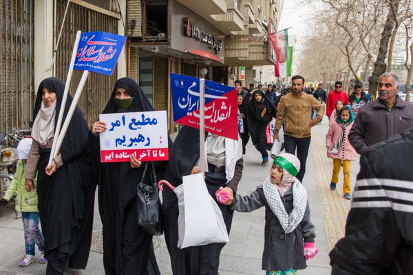 اصفهان ایران - فوریه 2016 - تجلی روز انقلاب در خیابان اصفهان برای جشن جمهوری اسلامی ایران 2016