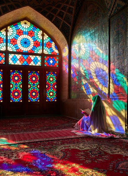 شیراز ایران - 1 مارس 2016 نمازگزار زن جوان مسلمان در مسجد نصیرالملک مسجد صورتی ایران شیراز