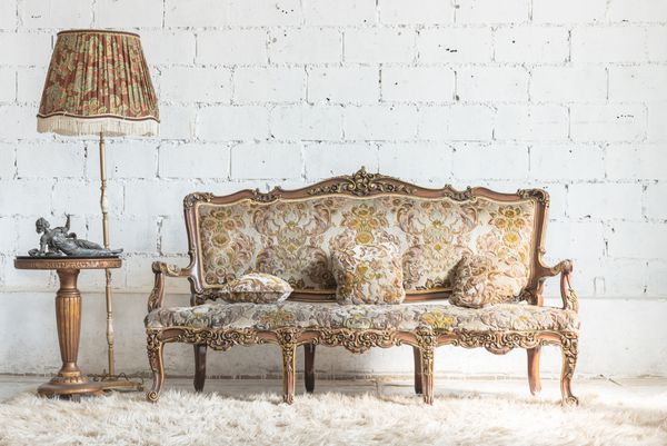سبک صندلی کلاسیک در اتاق قدیمی با دیوار سفید