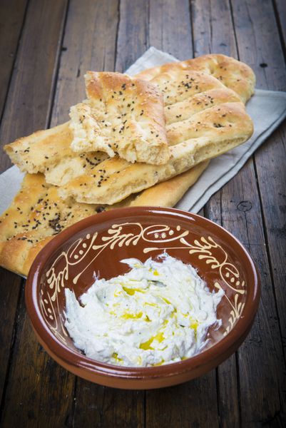 من یا نان ایرانی با ماست صاف شده ماست یونانی پنیر ماست یا لبنه