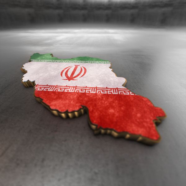 نقشه کشور ایران رندر سه بعدی تصویر ایزوله شده با پرچم و بافت فلزی طلایی